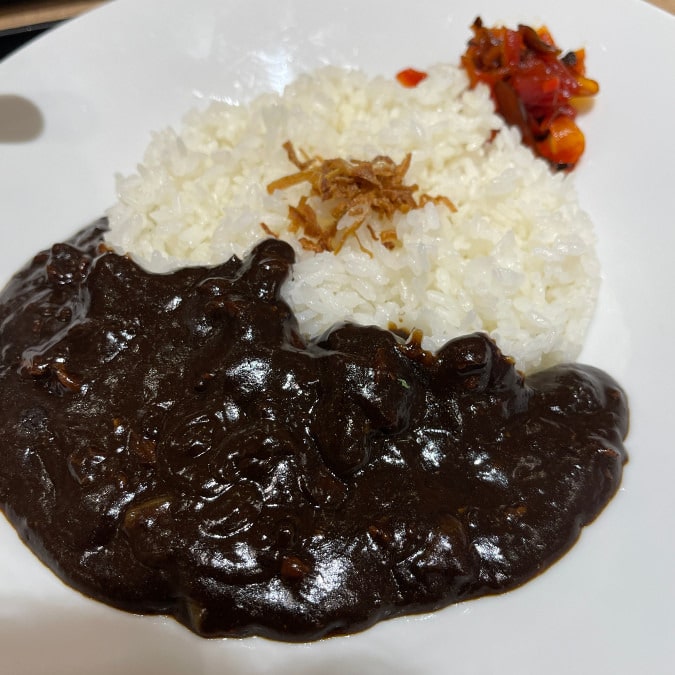 高級感漂う店内で食べる、こだわり抜かれたブラックカレー