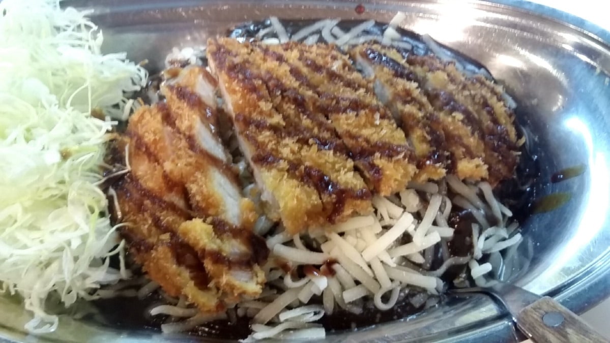 白ご飯と千切りキャベツに合う濃厚ルー