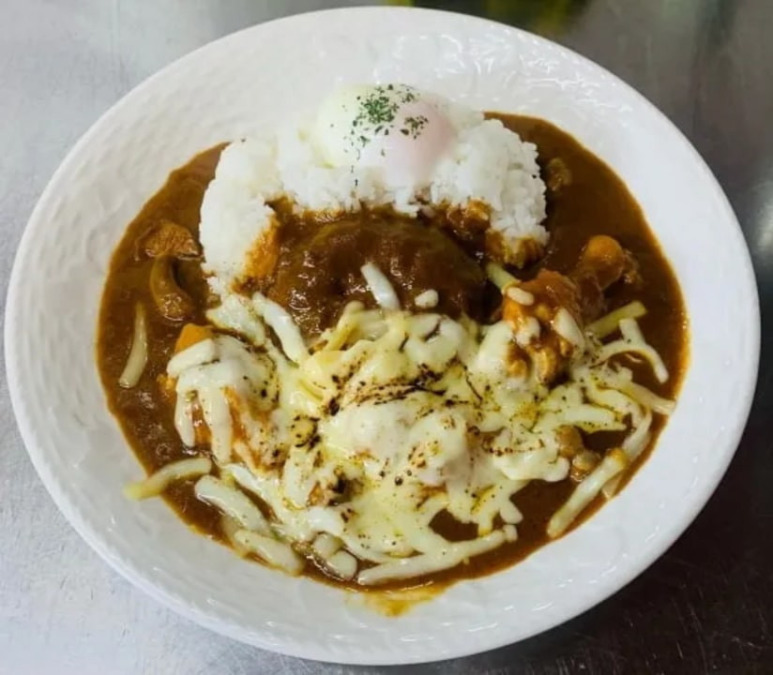 大人気の牛スジカレーは気愛を入れて煮込んでおります