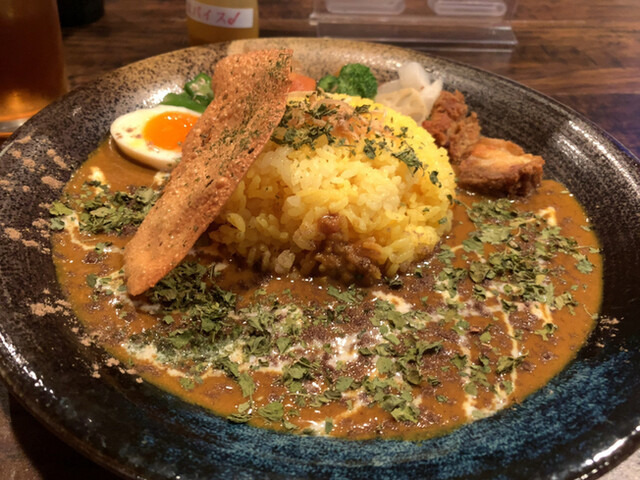 スナックで本格的カレーをいただく