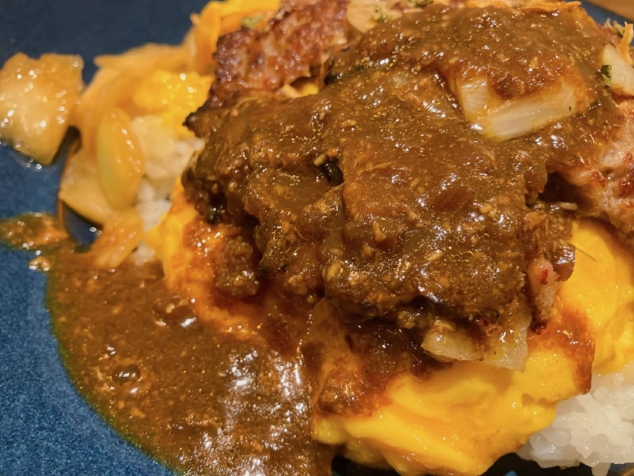 オムレツくずし粗挽きハンバーグカレー
