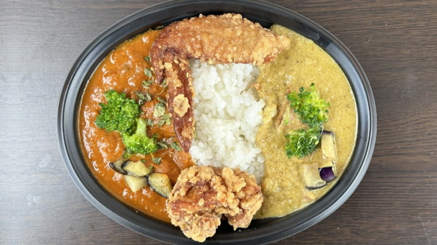 辛さがくせになる和風グリーンカレーと、甘味が美味しいバターチキンカレー!!