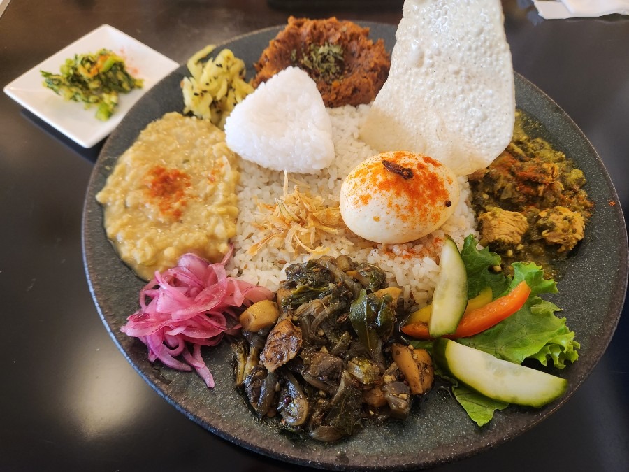秋田の名店!4種あいがけカレー
