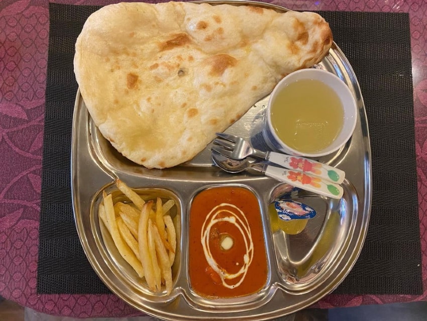 釜の炭火で焼いたナン^^