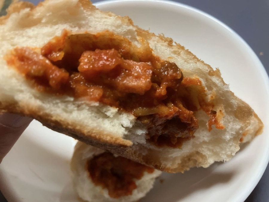新作カレーパン「アラビアータカレー」 トマト感たっぷり辛口カレー