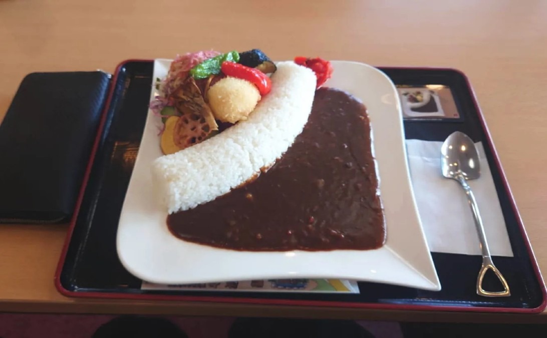 ダムカレーはメニューで見るよりボリューミー